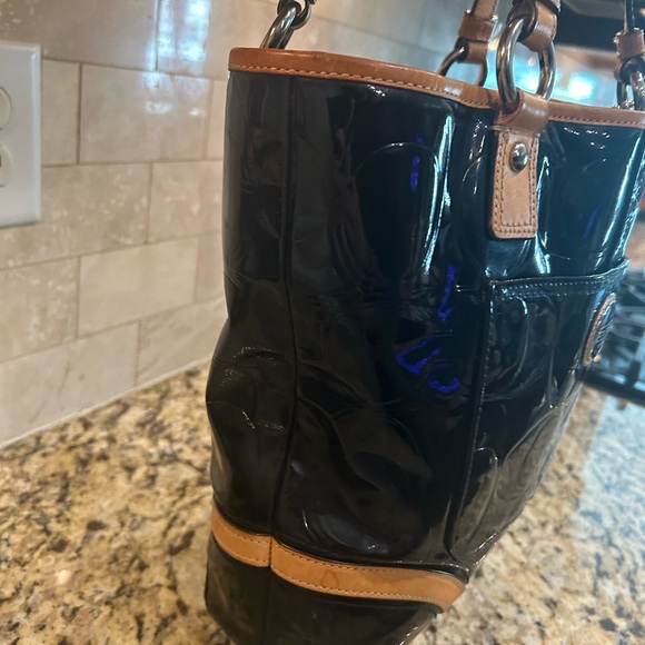 Coach Peyton Embossed Black Patent Leather Medium Tote F22322 - Picture 4 of 9